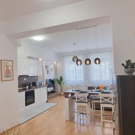Adam Apartment *